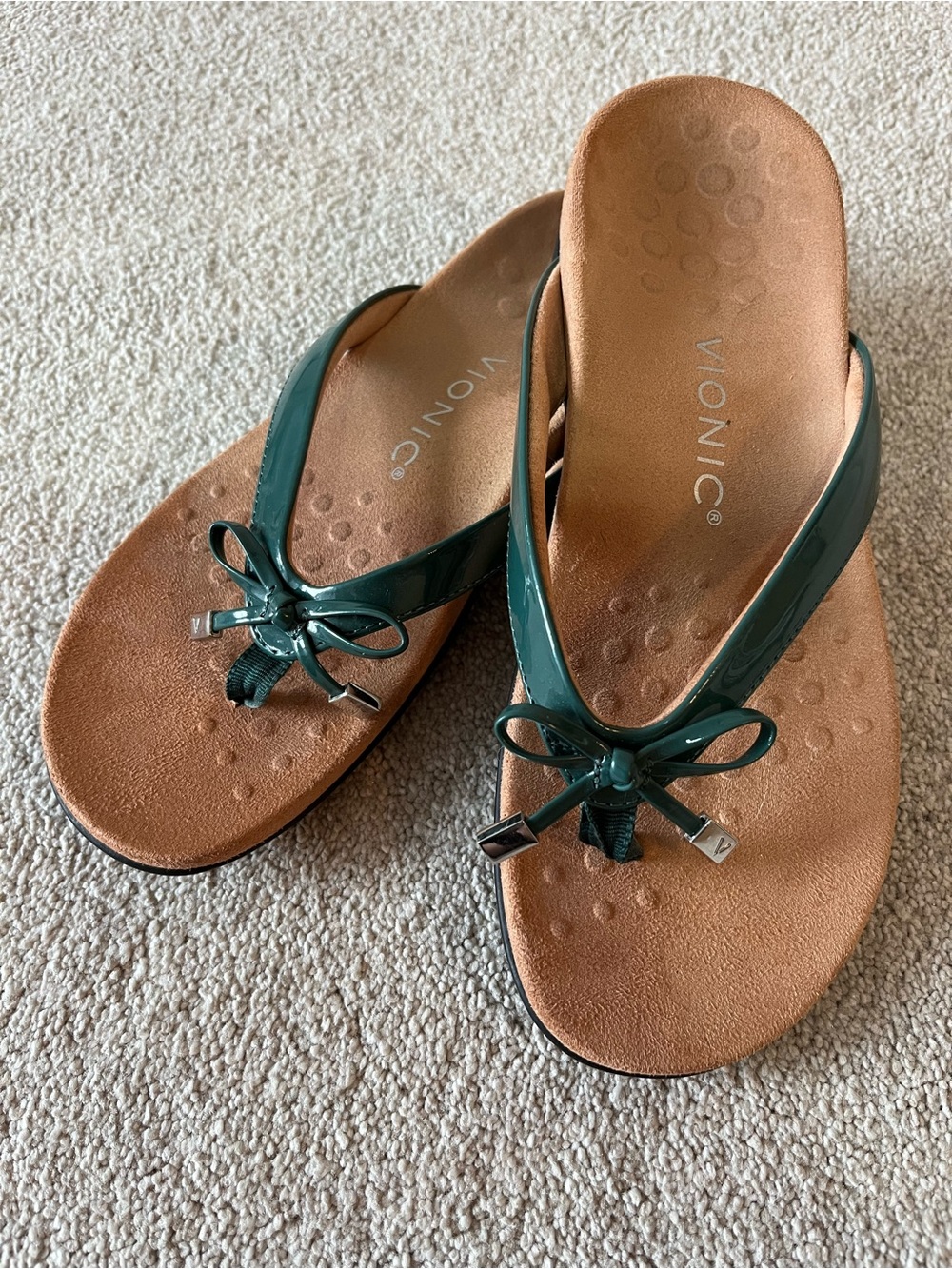 Vionic Dark Green Patent Bow Thong Sandals